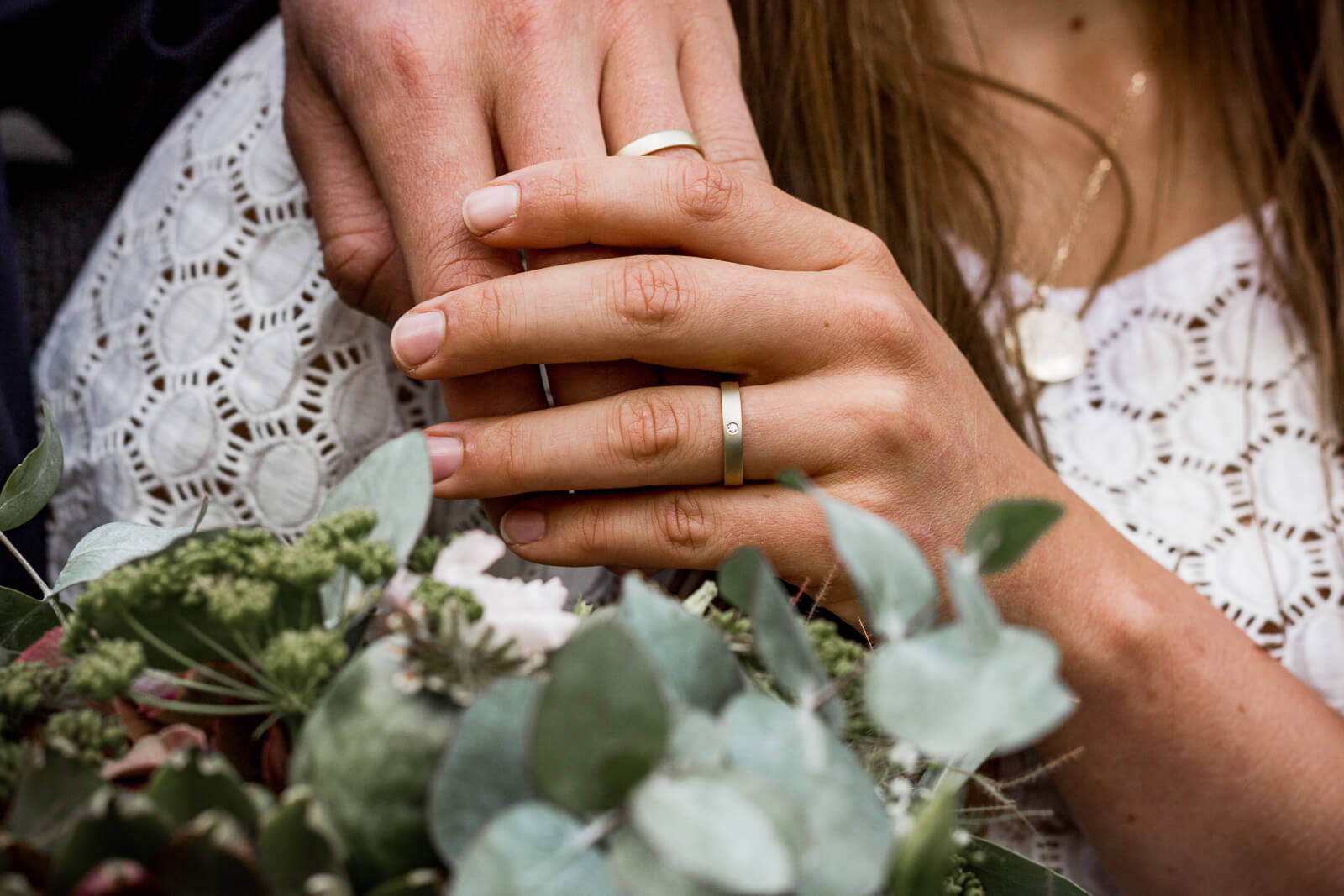 Hochzeitsfotografie, Hochzeitsreportage, Händchenhalten mit Eheringen
