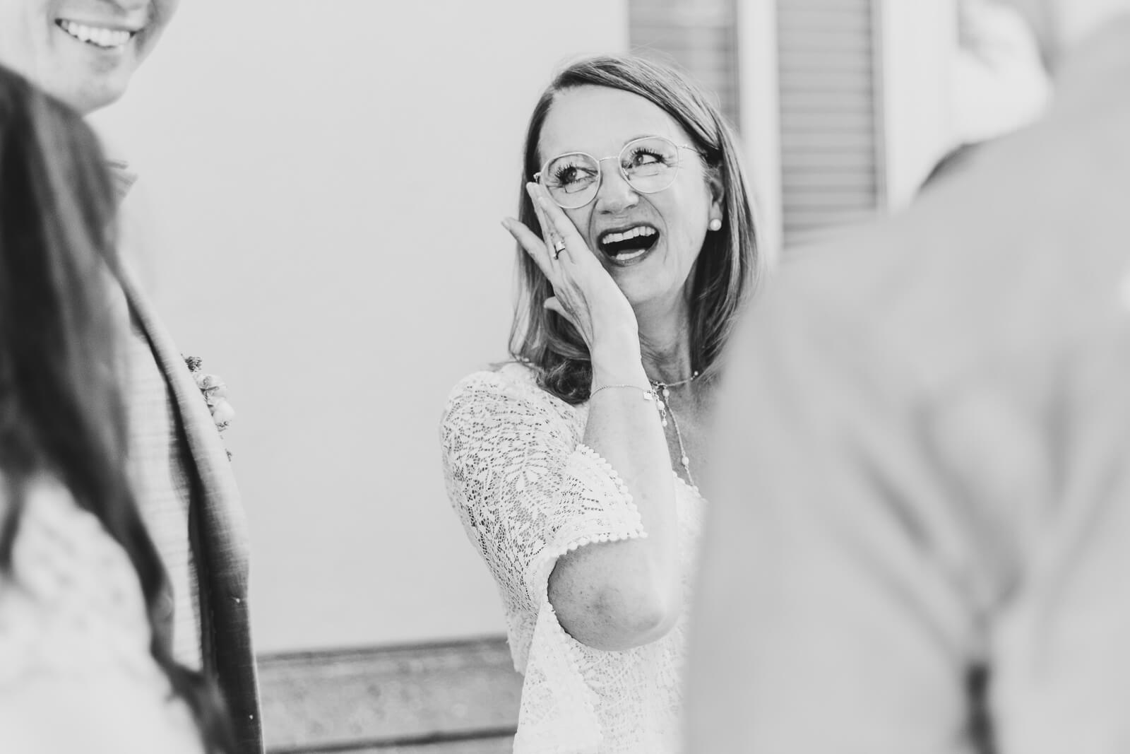 Hochzeitsfotografie bei einer Hochzeitsreportage, vor Glück weinende Braut