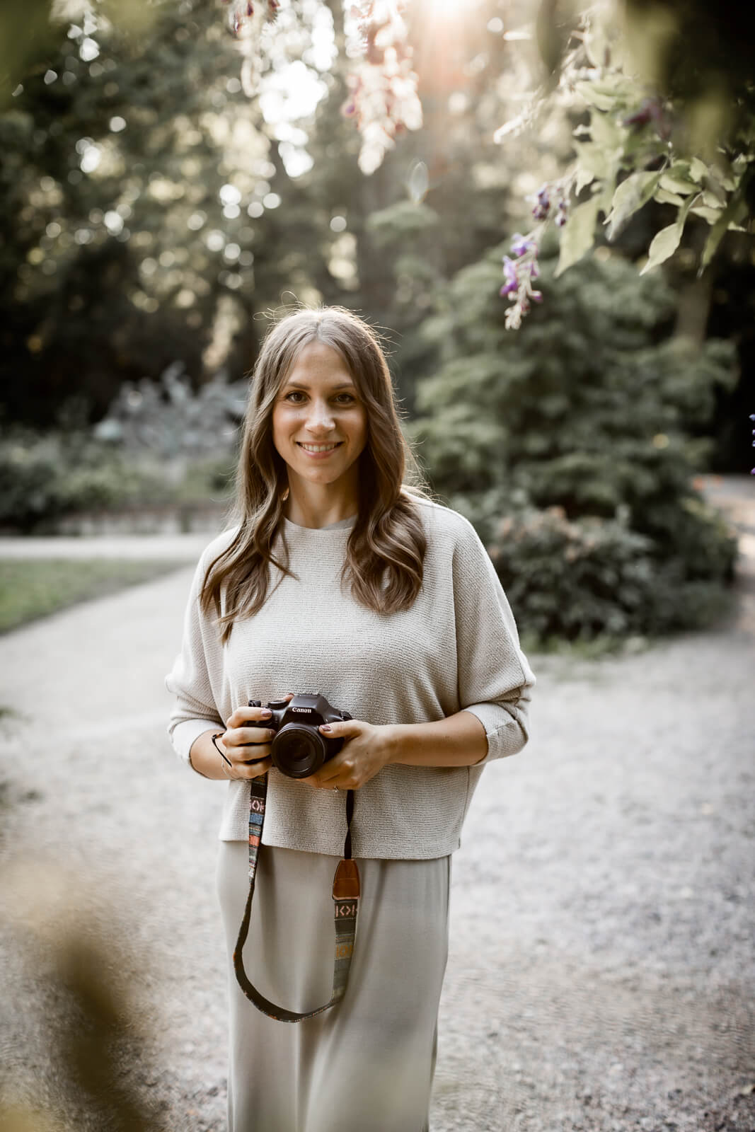 Hochzeitsfotografen Pirmasens, Theresa hält die Kamera