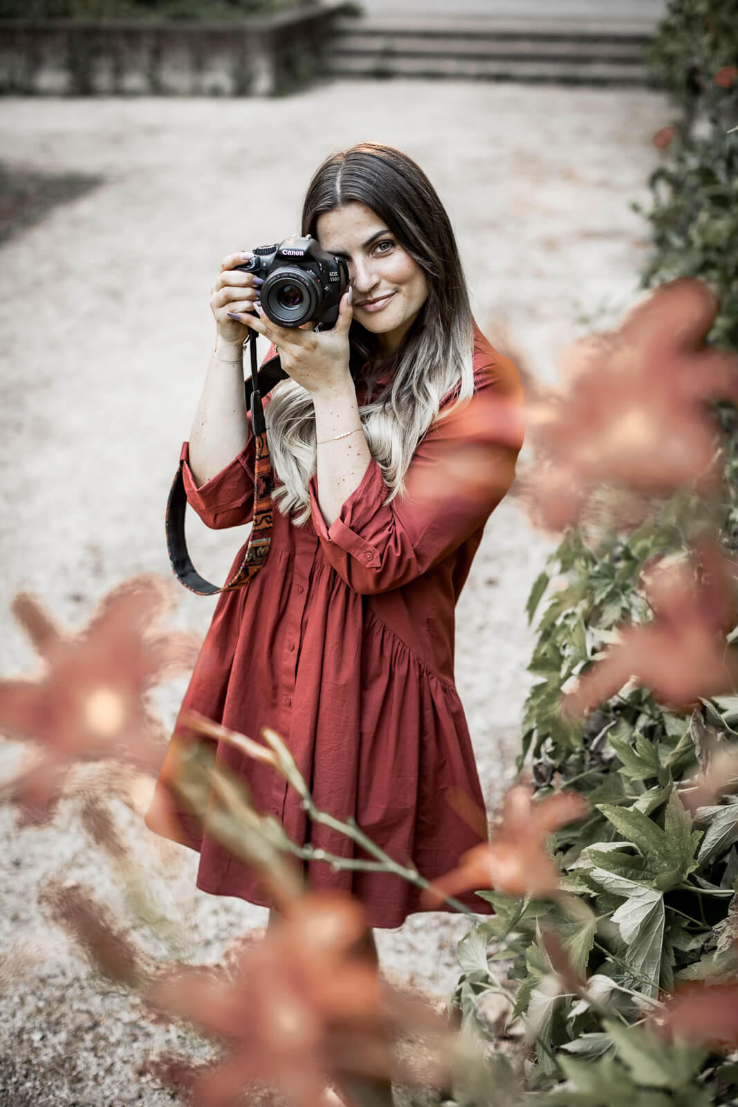 Hochzeitsfotografen Pirmasens, Michelle schaut durch ihre Linse